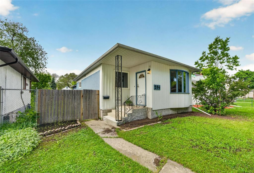 294 Semple, 3 Bedrooms Bedrooms, 10 Rooms Rooms,1 BathroomBathrooms,Residential,For Sale,Semple