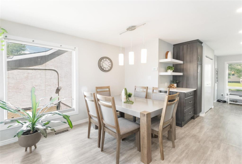937 Dugas, 2 Bedrooms Bedrooms, 7 Rooms Rooms,2 BathroomsBathrooms,Residential,For Sale,Dugas