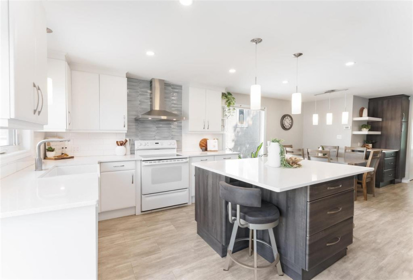 Large island and lots of counter and cupboard space
