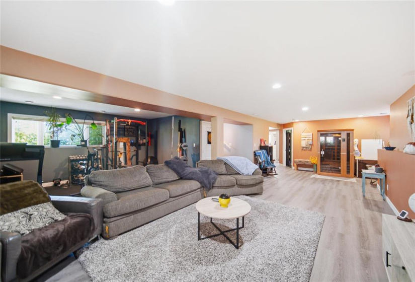 526 Heloise, 5 Bedrooms Bedrooms, 13 Rooms Rooms,3 BathroomsBathrooms,Residential,For Sale,Heloise