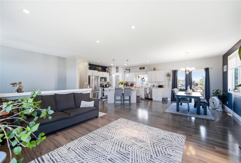 526 Heloise, 5 Bedrooms Bedrooms, 13 Rooms Rooms,3 BathroomsBathrooms,Residential,For Sale,Heloise