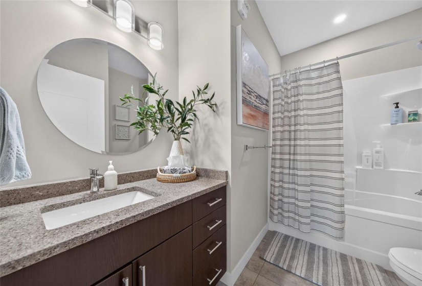 Stunning Main Bathroom with Stone Counters