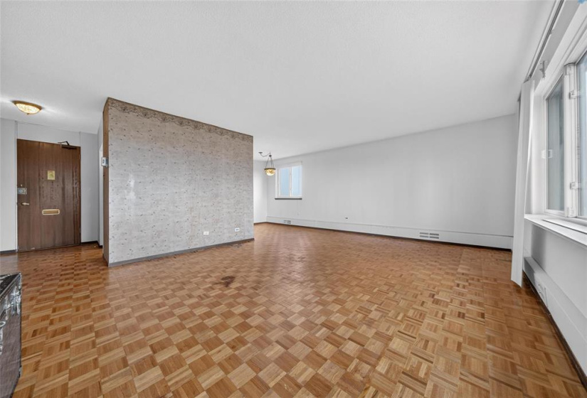 300 Roslyn, 2 Bedrooms Bedrooms, 6 Rooms Rooms,1 BathroomBathrooms,Condominium,For Sale,Roslyn