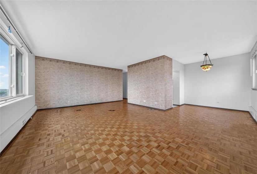 300 Roslyn, 2 Bedrooms Bedrooms, 6 Rooms Rooms,1 BathroomBathrooms,Condominium,For Sale,Roslyn
