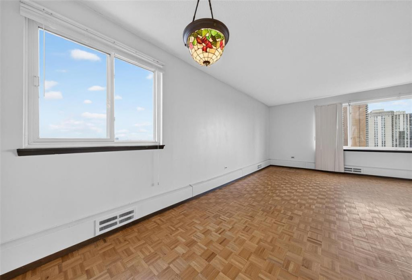 300 Roslyn, 2 Bedrooms Bedrooms, 6 Rooms Rooms,1 BathroomBathrooms,Condominium,For Sale,Roslyn