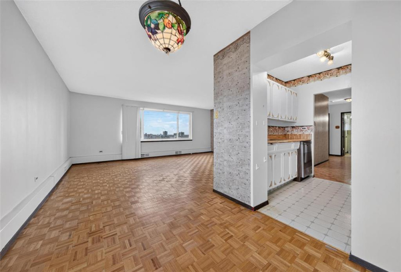 300 Roslyn, 2 Bedrooms Bedrooms, 6 Rooms Rooms,1 BathroomBathrooms,Condominium,For Sale,Roslyn