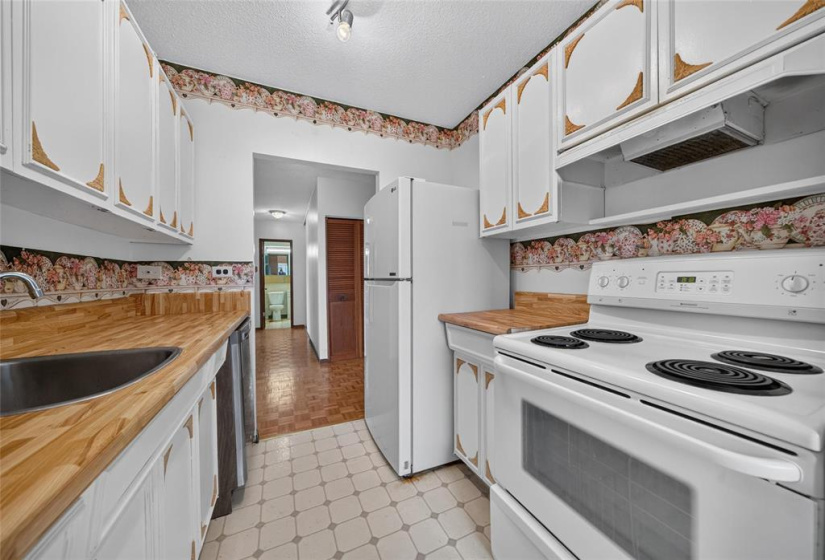 300 Roslyn, 2 Bedrooms Bedrooms, 6 Rooms Rooms,1 BathroomBathrooms,Condominium,For Sale,Roslyn