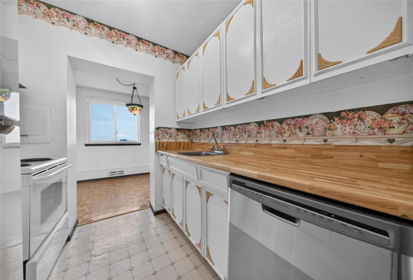 300 Roslyn, 2 Bedrooms Bedrooms, 6 Rooms Rooms,1 BathroomBathrooms,Condominium,For Sale,Roslyn