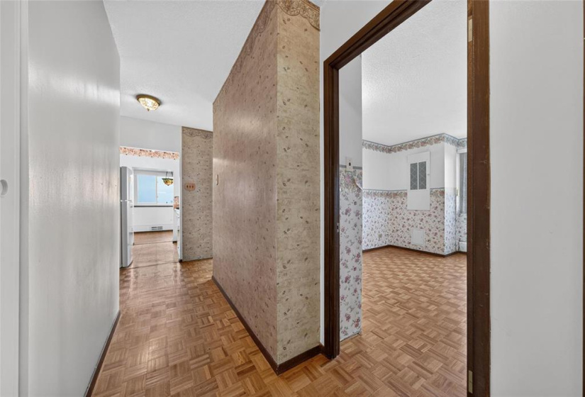 300 Roslyn, 2 Bedrooms Bedrooms, 6 Rooms Rooms,1 BathroomBathrooms,Condominium,For Sale,Roslyn