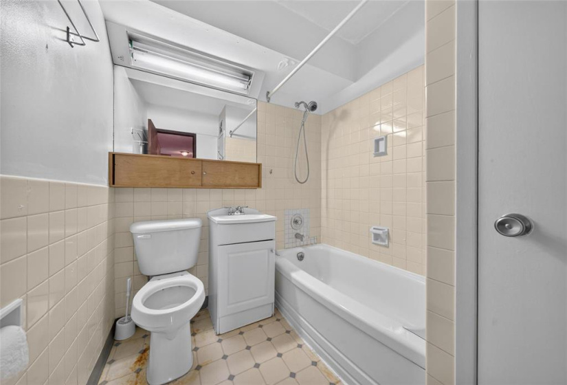 300 Roslyn, 2 Bedrooms Bedrooms, 6 Rooms Rooms,1 BathroomBathrooms,Condominium,For Sale,Roslyn