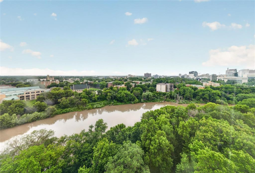 300 Roslyn, 2 Bedrooms Bedrooms, 6 Rooms Rooms,1 BathroomBathrooms,Condominium,For Sale,Roslyn