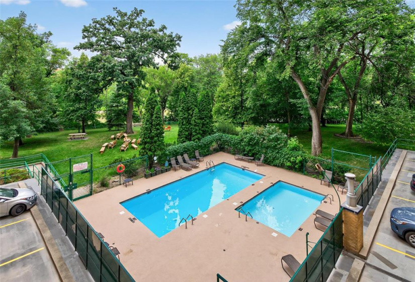 300 Roslyn, 2 Bedrooms Bedrooms, 6 Rooms Rooms,1 BathroomBathrooms,Condominium,For Sale,Roslyn