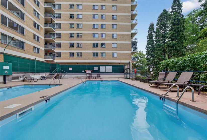 300 Roslyn, 2 Bedrooms Bedrooms, 6 Rooms Rooms,1 BathroomBathrooms,Condominium,For Sale,Roslyn
