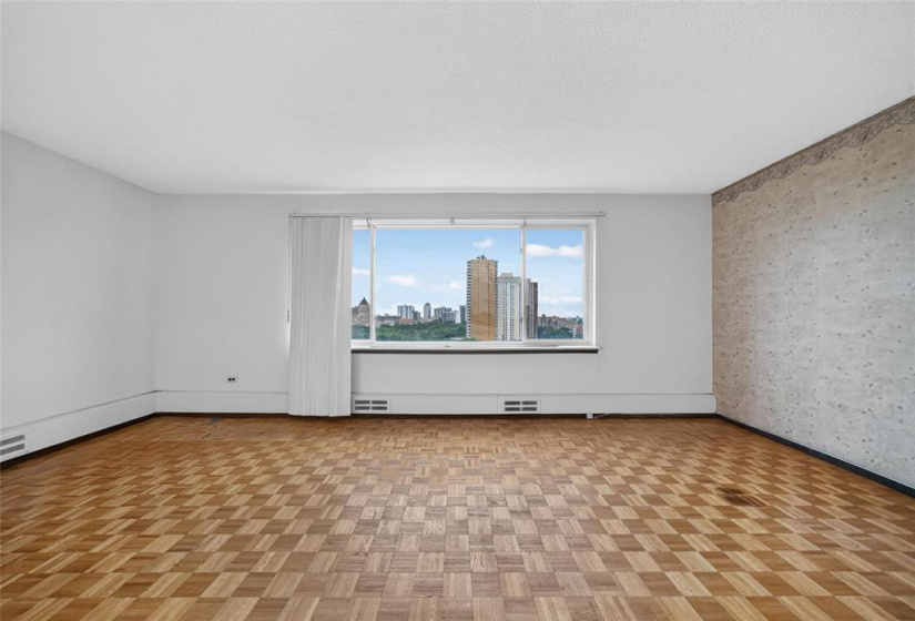 300 Roslyn, 2 Bedrooms Bedrooms, 6 Rooms Rooms,1 BathroomBathrooms,Condominium,For Sale,Roslyn