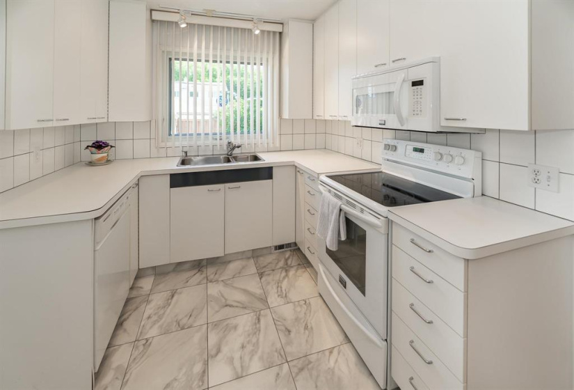 824 Elm, 3 Bedrooms Bedrooms, 10 Rooms Rooms,2 BathroomsBathrooms,Residential,For Sale,Elm