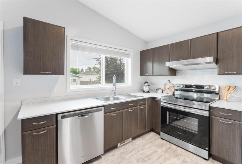 Stove 2026. Hood fan, dishwasher and fridge included
