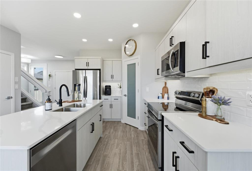Fresh Quartz Countertops & Backsplash
