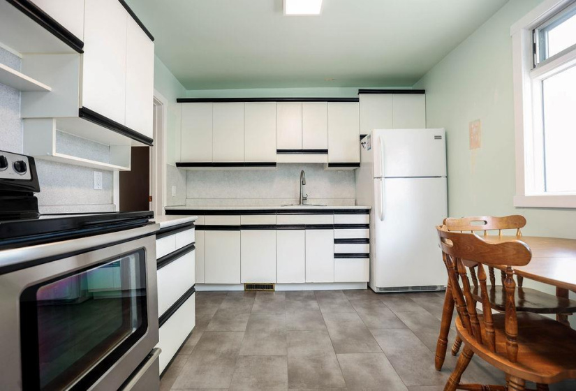 435 Lyle, 3 Bedrooms Bedrooms, 9 Rooms Rooms,1 BathroomBathrooms,Residential,For Sale,Lyle