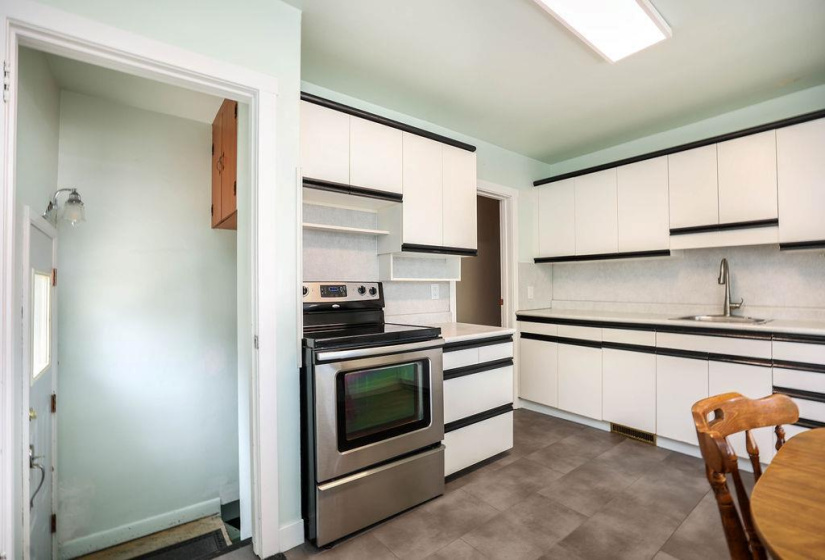 435 Lyle, 3 Bedrooms Bedrooms, 9 Rooms Rooms,1 BathroomBathrooms,Residential,For Sale,Lyle