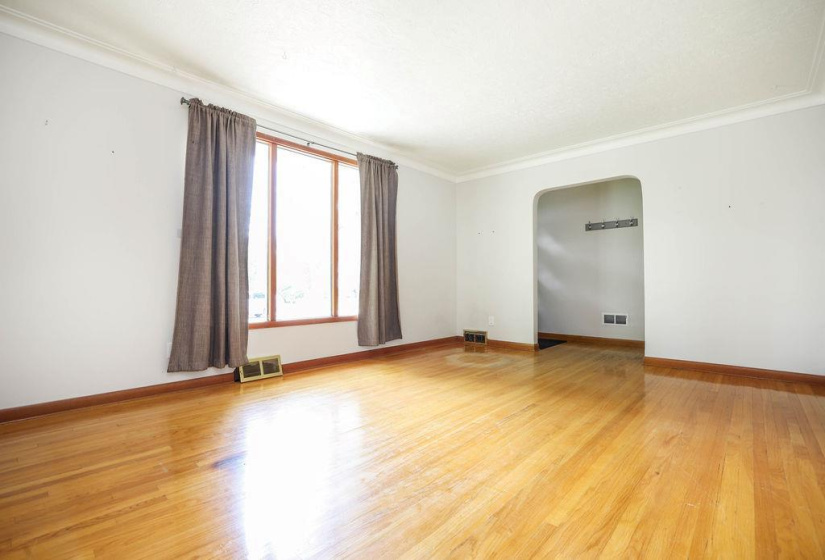 435 Lyle, 3 Bedrooms Bedrooms, 9 Rooms Rooms,1 BathroomBathrooms,Residential,For Sale,Lyle