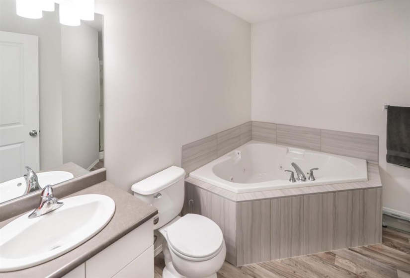 5-pc deluxe ensuite bath with corner tub