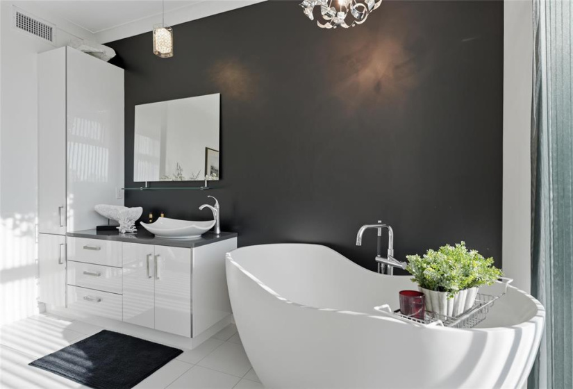 Ensuite Soaker Tub