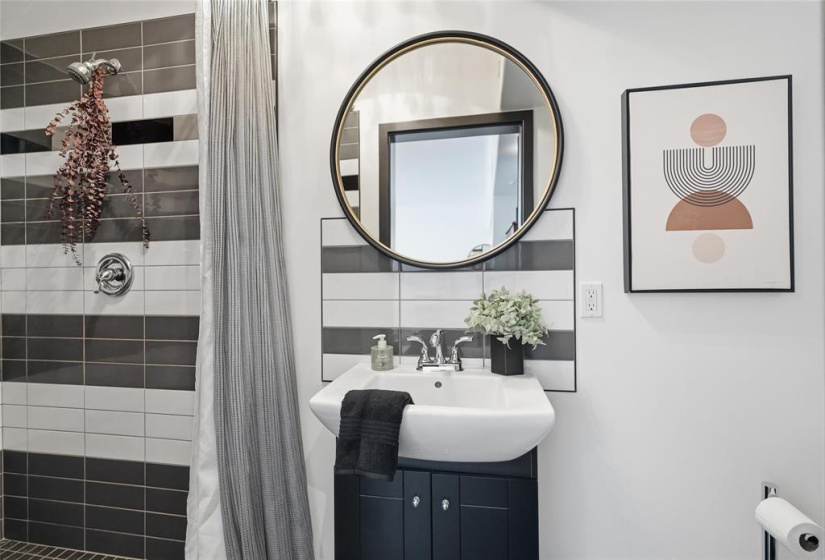 3 pce main floor bath