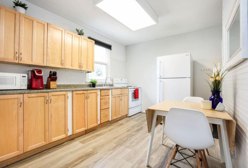 215 Berrisford, 2 Bedrooms Bedrooms, 8 Rooms Rooms,1 BathroomBathrooms,Residential,For Sale,Berrisford