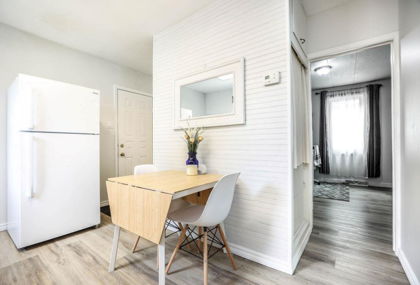 215 Berrisford, 2 Bedrooms Bedrooms, 8 Rooms Rooms,1 BathroomBathrooms,Residential,For Sale,Berrisford