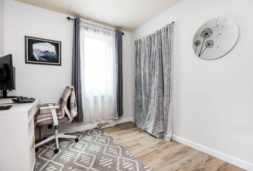 215 Berrisford, 2 Bedrooms Bedrooms, 8 Rooms Rooms,1 BathroomBathrooms,Residential,For Sale,Berrisford
