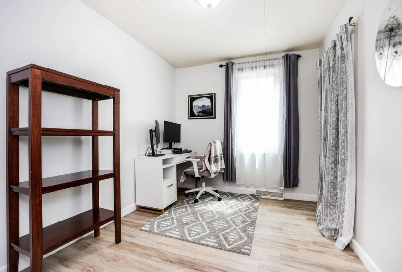 215 Berrisford, 2 Bedrooms Bedrooms, 8 Rooms Rooms,1 BathroomBathrooms,Residential,For Sale,Berrisford