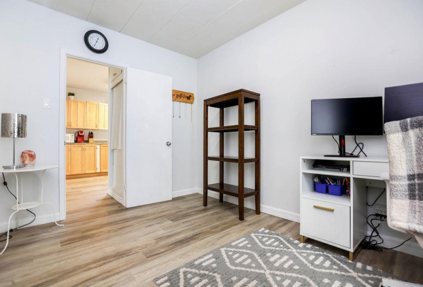 215 Berrisford, 2 Bedrooms Bedrooms, 8 Rooms Rooms,1 BathroomBathrooms,Residential,For Sale,Berrisford