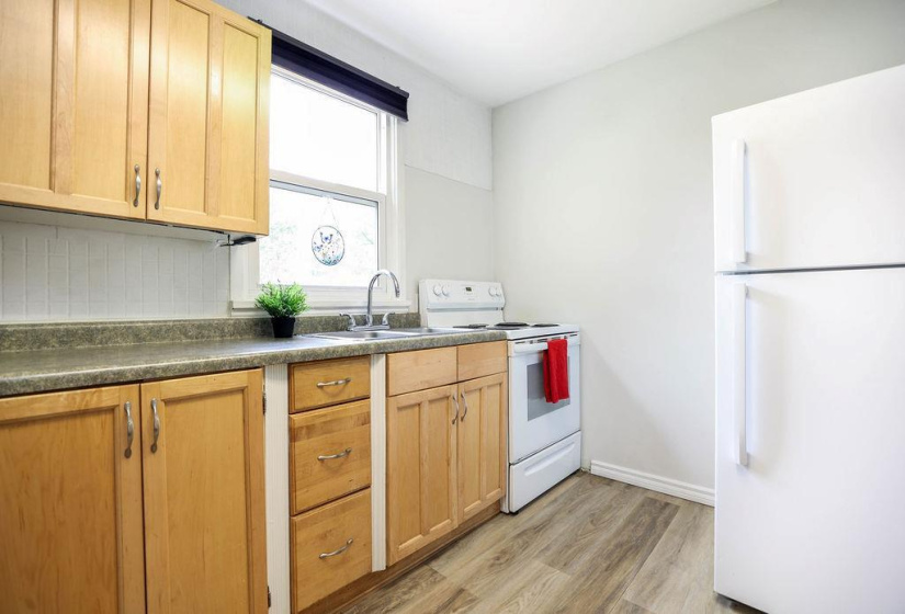 215 Berrisford, 2 Bedrooms Bedrooms, 8 Rooms Rooms,1 BathroomBathrooms,Residential,For Sale,Berrisford