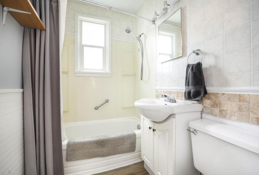 215 Berrisford, 2 Bedrooms Bedrooms, 8 Rooms Rooms,1 BathroomBathrooms,Residential,For Sale,Berrisford