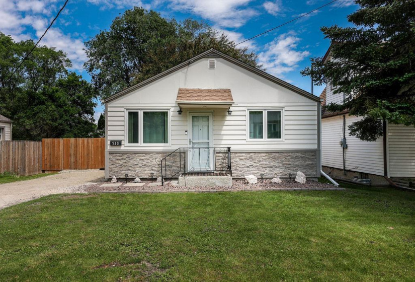 215 Berrisford, 2 Bedrooms Bedrooms, 8 Rooms Rooms,1 BathroomBathrooms,Residential,For Sale,Berrisford