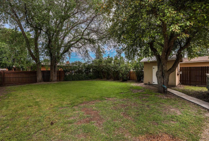 215 Berrisford, 2 Bedrooms Bedrooms, 8 Rooms Rooms,1 BathroomBathrooms,Residential,For Sale,Berrisford