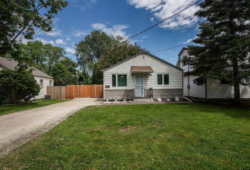 215 Berrisford, 2 Bedrooms Bedrooms, 8 Rooms Rooms,1 BathroomBathrooms,Residential,For Sale,Berrisford
