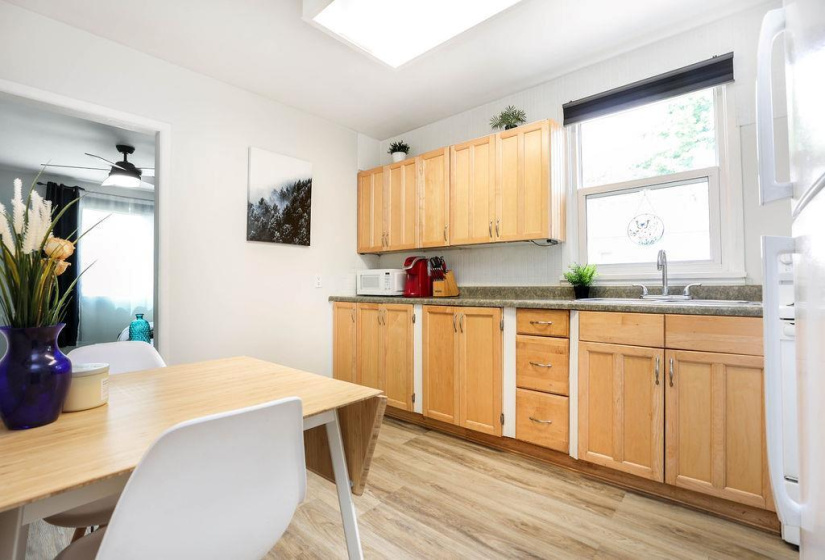 215 Berrisford, 2 Bedrooms Bedrooms, 8 Rooms Rooms,1 BathroomBathrooms,Residential,For Sale,Berrisford