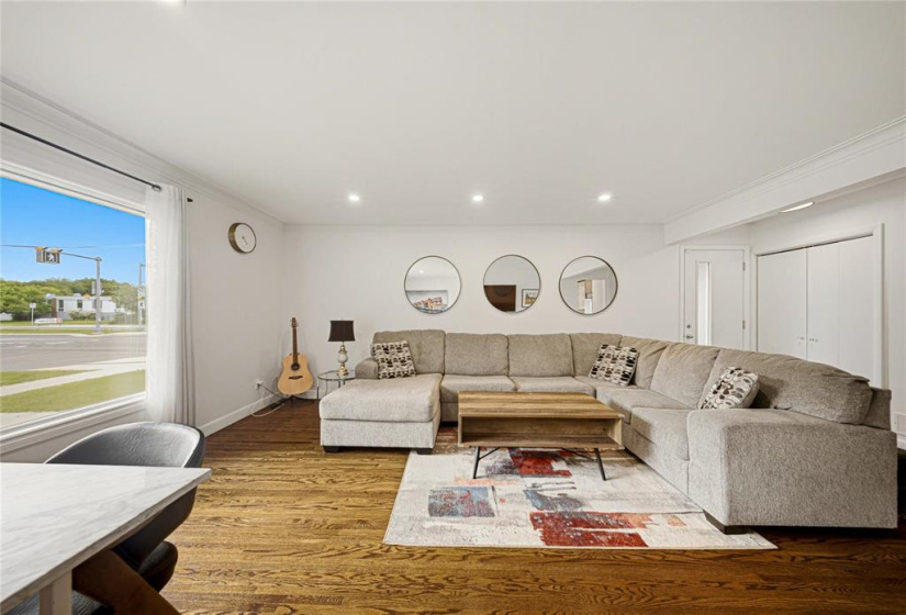 678 Lanark, 4 Bedrooms Bedrooms, 13 Rooms Rooms,2 BathroomsBathrooms,Residential,For Sale,Lanark