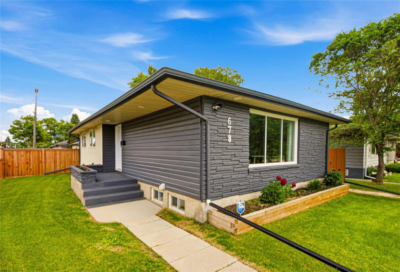 678 Lanark, 4 Bedrooms Bedrooms, 13 Rooms Rooms,2 BathroomsBathrooms,Residential,For Sale,Lanark
