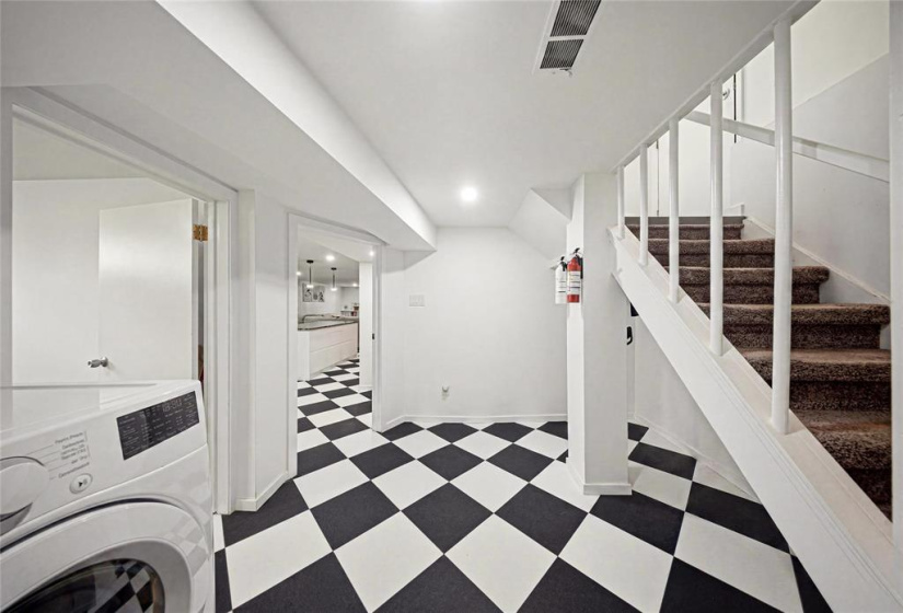 678 Lanark, 4 Bedrooms Bedrooms, 13 Rooms Rooms,2 BathroomsBathrooms,Residential,For Sale,Lanark