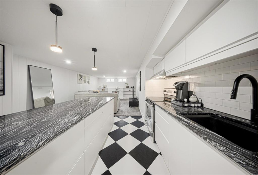 678 Lanark, 4 Bedrooms Bedrooms, 13 Rooms Rooms,2 BathroomsBathrooms,Residential,For Sale,Lanark