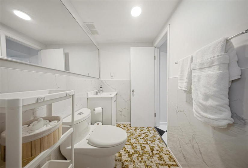 678 Lanark, 4 Bedrooms Bedrooms, 13 Rooms Rooms,2 BathroomsBathrooms,Residential,For Sale,Lanark