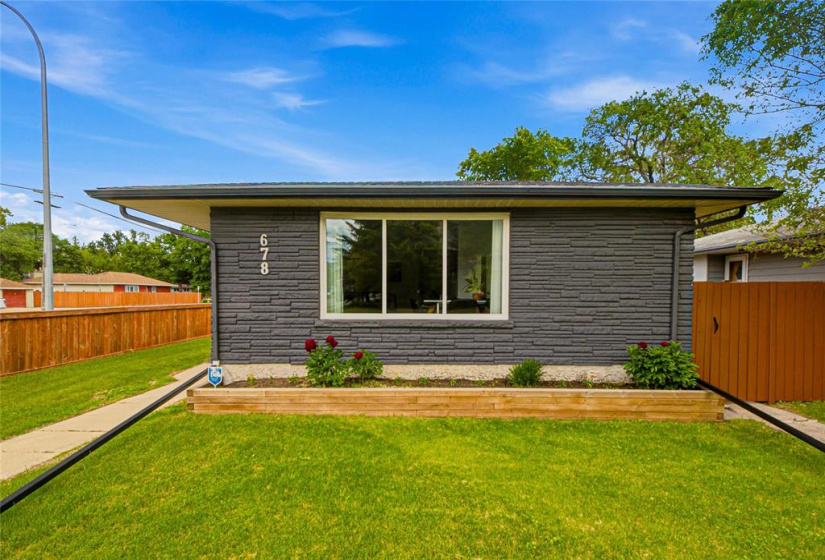 678 Lanark, 4 Bedrooms Bedrooms, 13 Rooms Rooms,2 BathroomsBathrooms,Residential,For Sale,Lanark