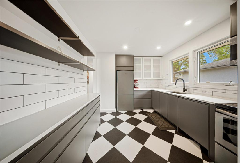 678 Lanark, 4 Bedrooms Bedrooms, 13 Rooms Rooms,2 BathroomsBathrooms,Residential,For Sale,Lanark