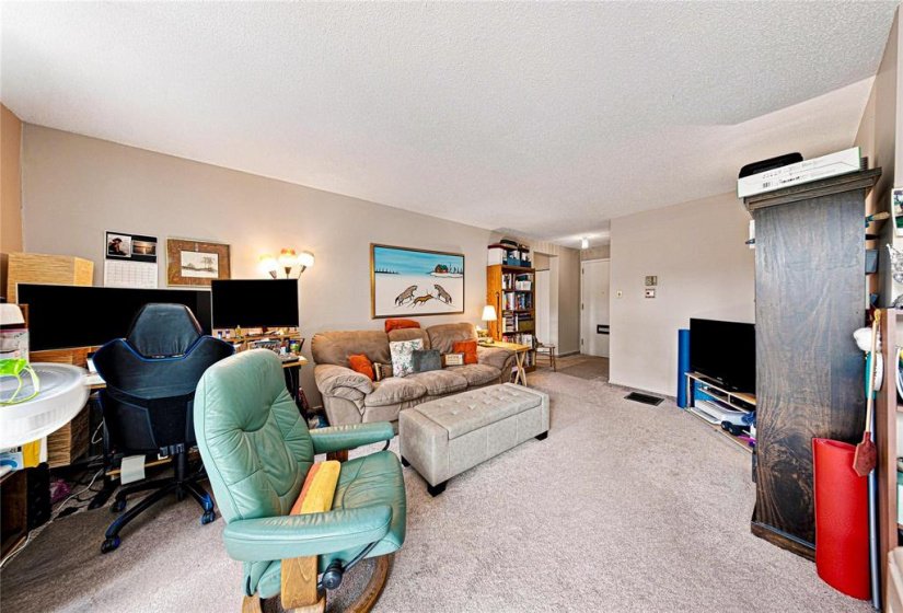 246 Roslyn, 2 Bedroom Bedrooms, 8 Room Rooms,1 BathroomBathrooms,Condominium,For Sale,Roslyn,0