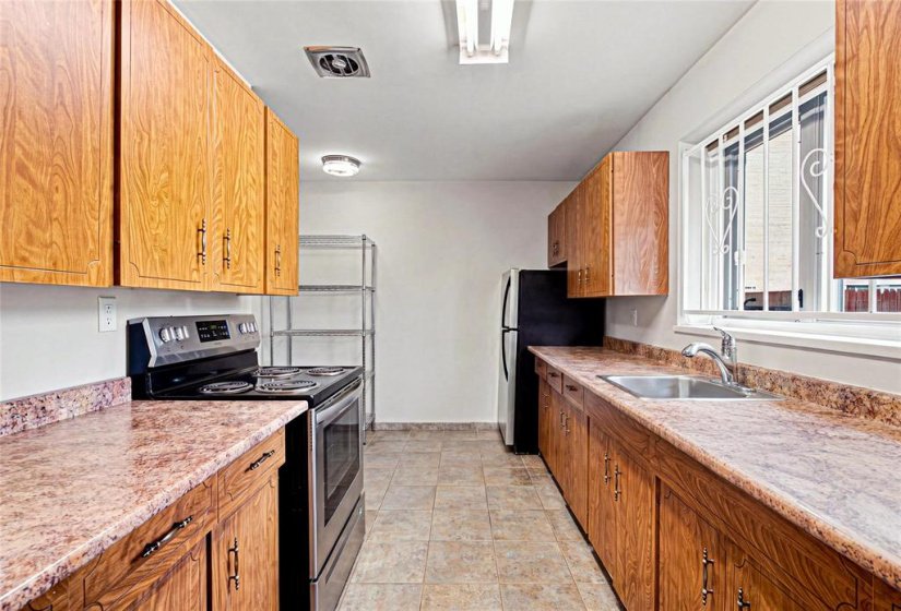 246 Roslyn, 2 Bedroom Bedrooms, 8 Room Rooms,1 BathroomBathrooms,Condominium,For Sale,Roslyn,0