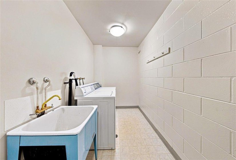 246 Roslyn, 2 Bedroom Bedrooms, 8 Room Rooms,1 BathroomBathrooms,Condominium,For Sale,Roslyn,0