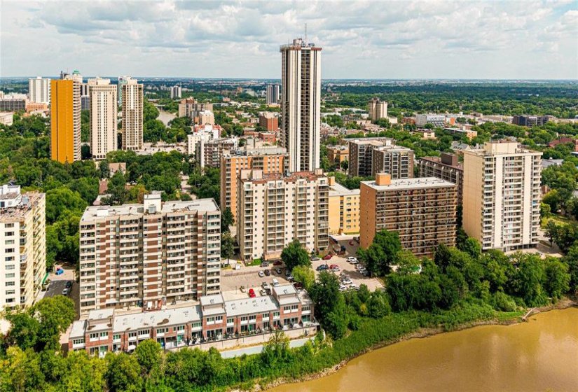 246 Roslyn, 2 Bedroom Bedrooms, 8 Room Rooms,1 BathroomBathrooms,Condominium,For Sale,Roslyn,0