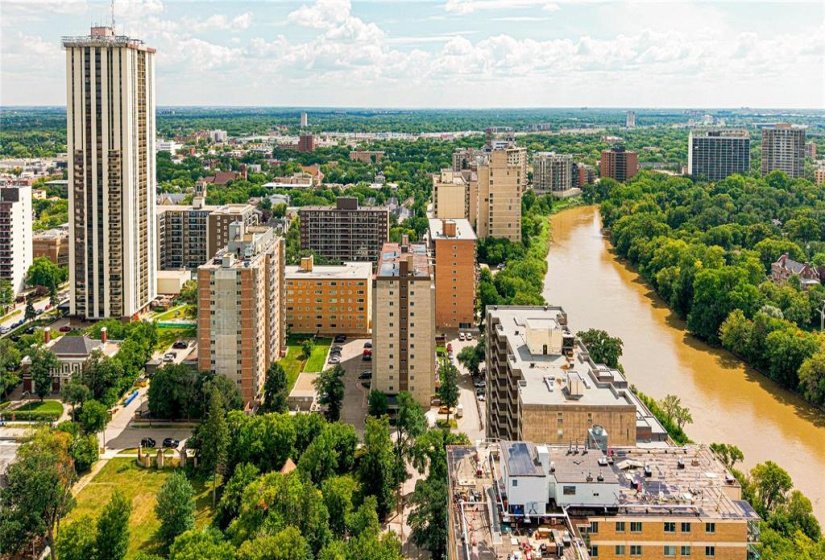 246 Roslyn, 2 Bedroom Bedrooms, 8 Room Rooms,1 BathroomBathrooms,Condominium,For Sale,Roslyn,0